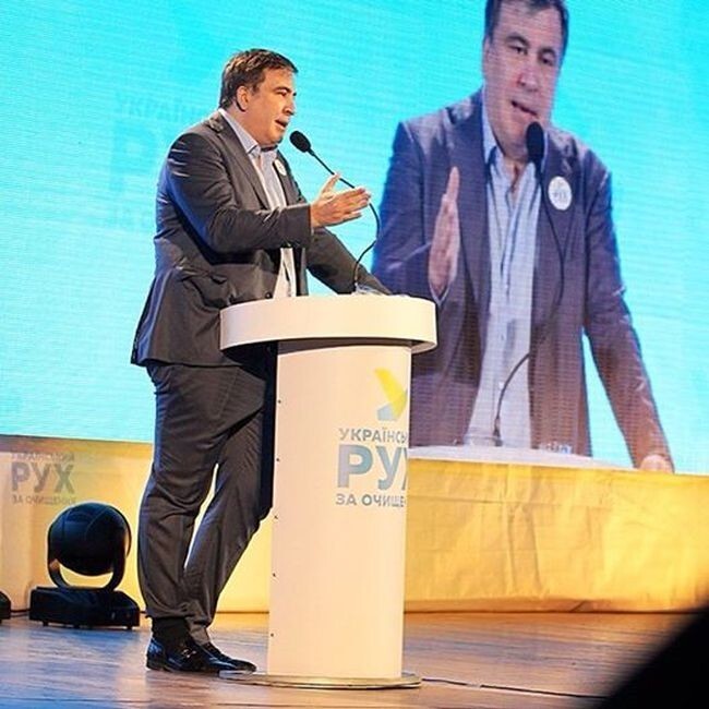 Своим поведением всегда удивляет и Михаил Саакашвили
