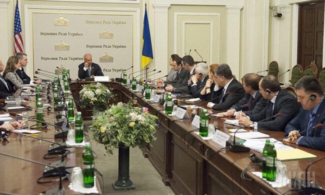 Джо Байден  и украинское правительство.