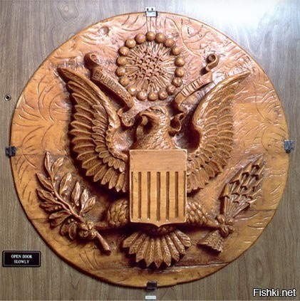 В 1945 году советские школьники подарили американскому послу деревянное панно...