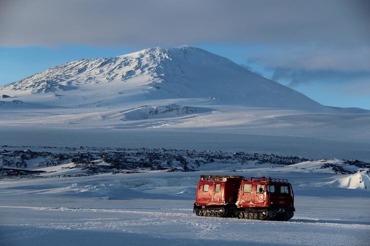 Самый южный действующий вулкан на Земле находится в Антарктиде.