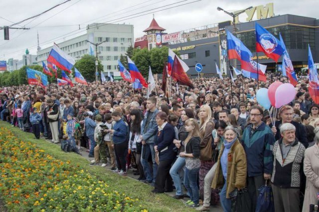  Луганск. Открытие памятника "Они отстояли Родину".