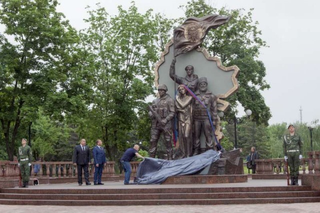  Луганск. Открытие памятника "Они отстояли Родину".