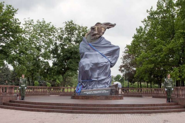  Луганск. Открытие памятника "Они отстояли Родину".