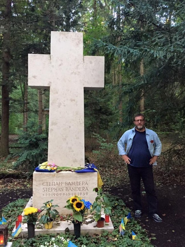 На день "независимости" Бандрероукропии в 2015 году господин Кох демонстративно поклонился святым мощам Степана Бандеры в Германии: