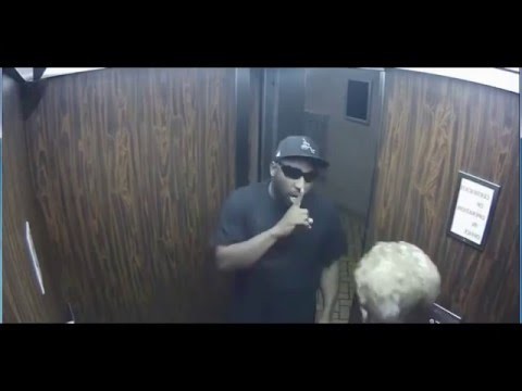 Ограбил старушку в лифте 