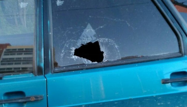 Неадекватная женщина в Петрозаводске бросила булыжник в машину