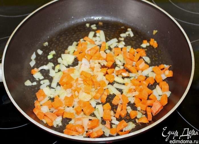 В сковороде растопить сливочное масло. Добавить мелкопорезанный лук, готовить 3 минуты, добавить морковь, готовить еще 3 минуты, помешивая. Добавить чеснок, готовить еще 1 минуту.
