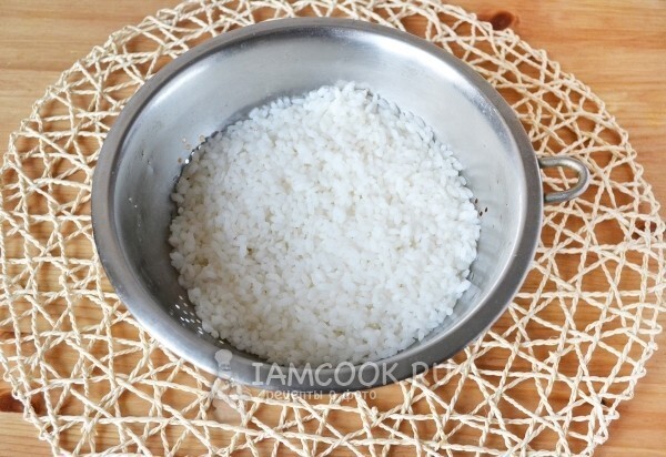 Итак, рецепт тефтелей из рыбного фарша с рисом. Продукты берутся согласно списку ингредиентов. Рис отваривается до полуготовности и хорошо промывается в воде.