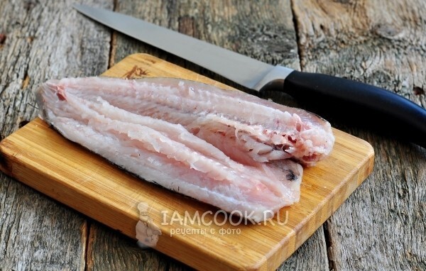 Рыбу надрезать вдоль хребта, срезать филе с костей и кожи.