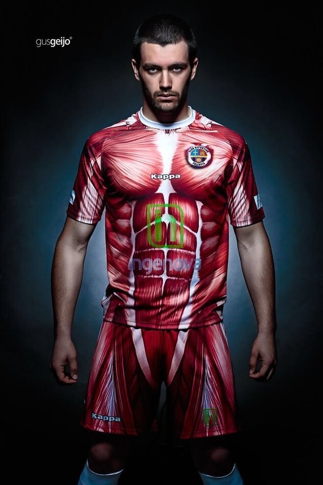 Испанские футболисты удивили болельщиков формой с изображением человеческого тела без кожи