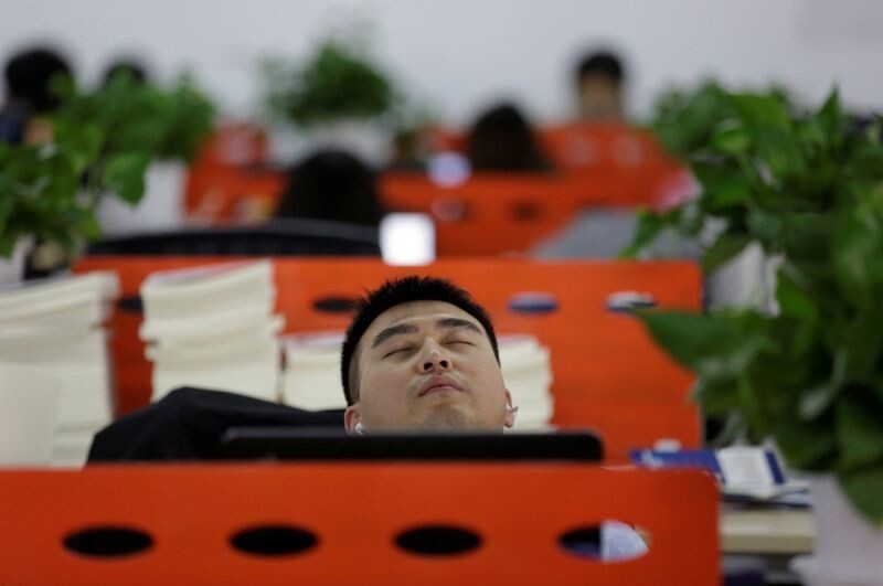 Китайцы работают с 8 до 12, потом два часа обеденный перерыв. С 12 до 14 они обедают и успевают поспать. 