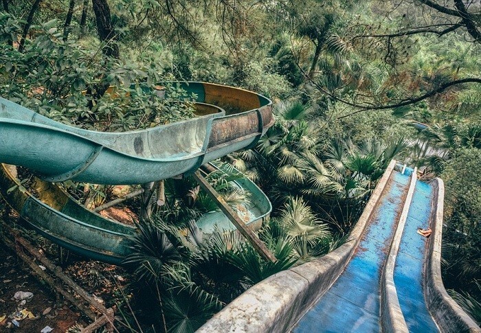 Во власти природы: покинутый аквапарк, пришедший в упадок всего за 10 лет 