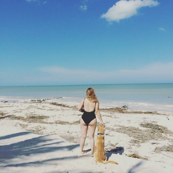 13. Милая дама, которая привела на пляж своего пса
