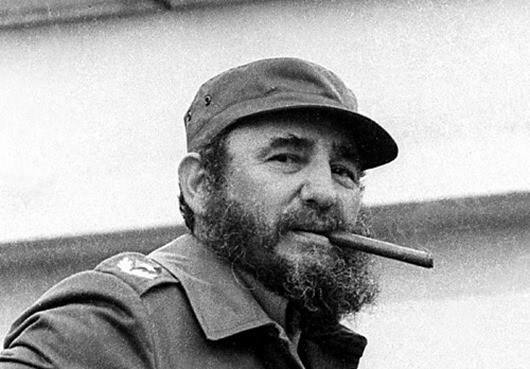 Фидель Кастро широко известен в том числе и своей бородой, но мало кто знает, что изначально он начал отращивать её потому, что из-за американского эмбарго не мог найти бритвы.