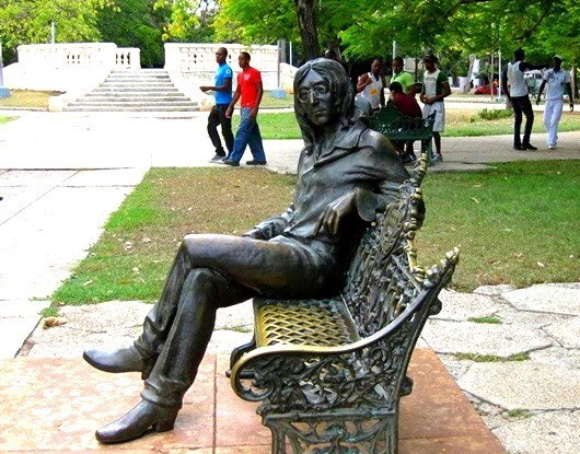 Джона Леннона особенно сильно любили и обожали на Кубе. В одном из парков, названных в его честь, установлена его статуя. С этой статуей единственная проблема: люди всё время воровали с неё очки, и теперь возле скульптуры поставили охранника, который