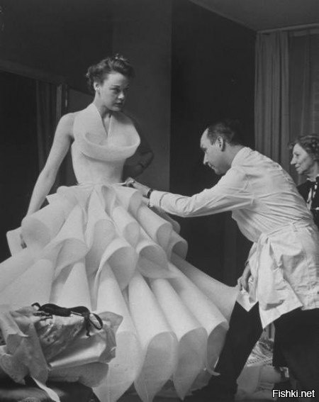 Кристиан Диор за работой над платьем в своем салоне, 1951 г