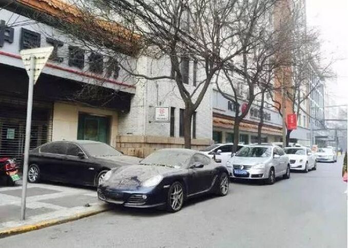 Два упрямых китайца больше года не трогают свои машины из-за ссоры