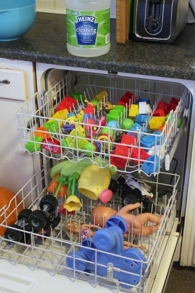 7. Пластиковые и резиновые игрушки можно мыть в посудомоечной машине