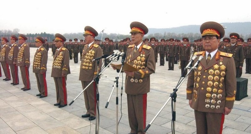 Как нас обманывает Интернет: Северокорейские генералы носят медали на рубашках и брюках