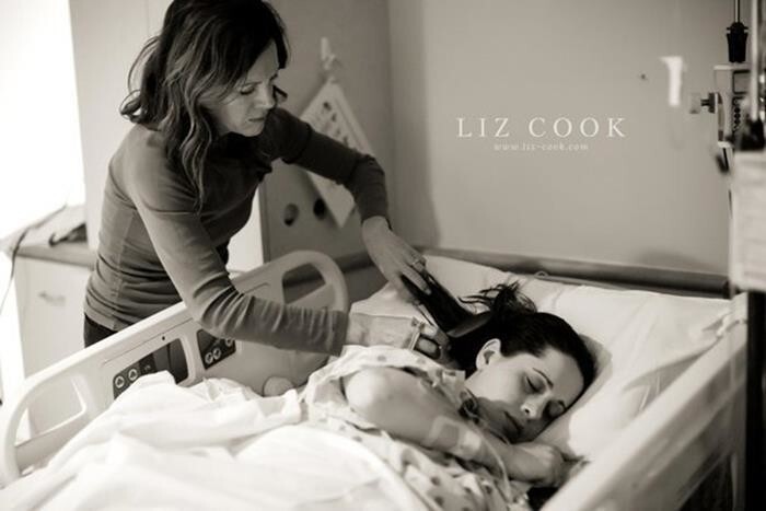 Трогательные снимки о том, как мамы помогают своим доченькам родить 