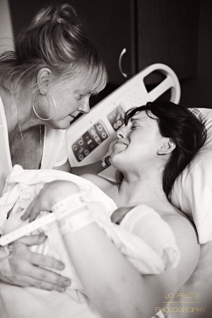 Трогательные снимки о том, как мамы помогают своим доченькам родить 