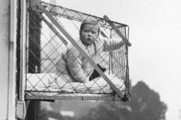 Клетка-балкон для малышей (1930-е)