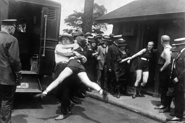 Женщину арестовывают за обнажённые ноги (1922)