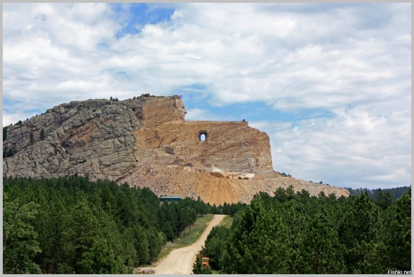 Мемориал Неистового Коня (Crazy Horse Memorial) посвящён индейскому вождю Неи...