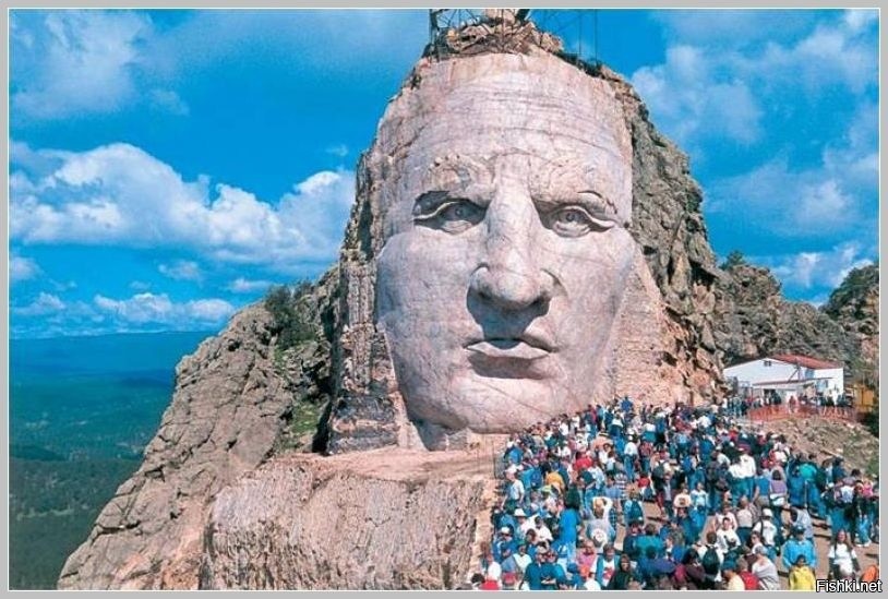 Мемориал Неистового Коня (Crazy Horse Memorial) посвящён индейскому вождю Неи...