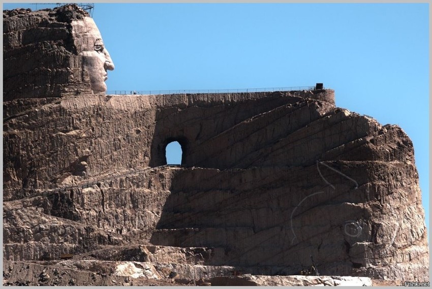 Мемориал Неистового Коня (Crazy Horse Memorial) посвящён индейскому вождю Неи...
