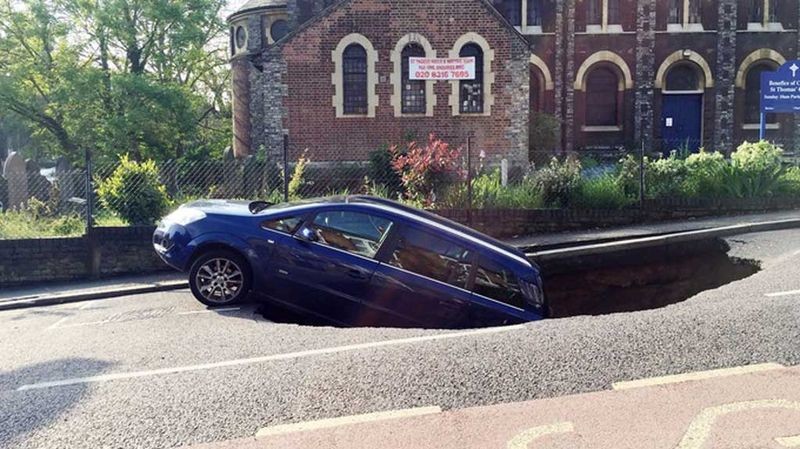 В Лондоне машина провалилась в образовавшуюся на дороге яму
