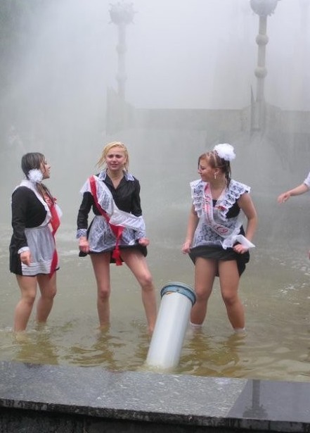 Купание выпускниц в фонтане - это уже некая традиция 