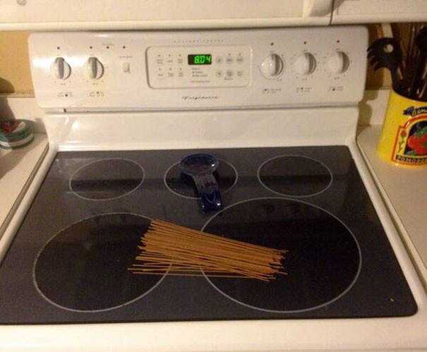 3. Вот так выглядит выполнение просьбы жены "кинуть немного спагетти на плиту"