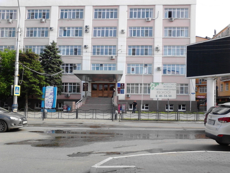 г. Астрахань, улица Ленина  напротив здания Кировской администрации