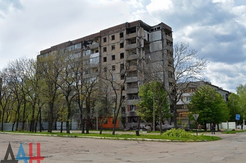 В Ясиноватой к осени восстановят многоэтажку, больше других поврежденную обстрелами ВСУ — мэрия