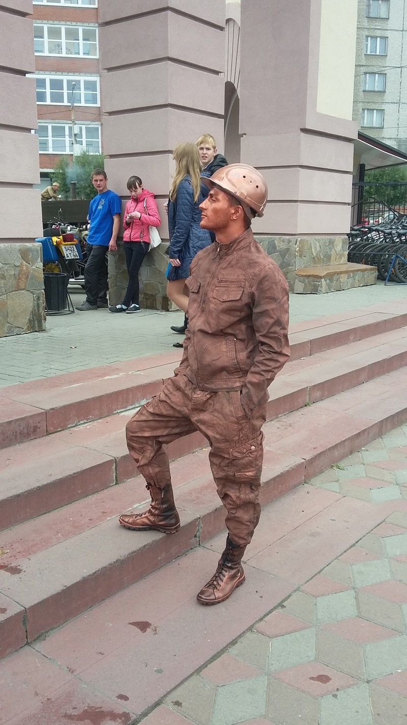 Человек - сантехник