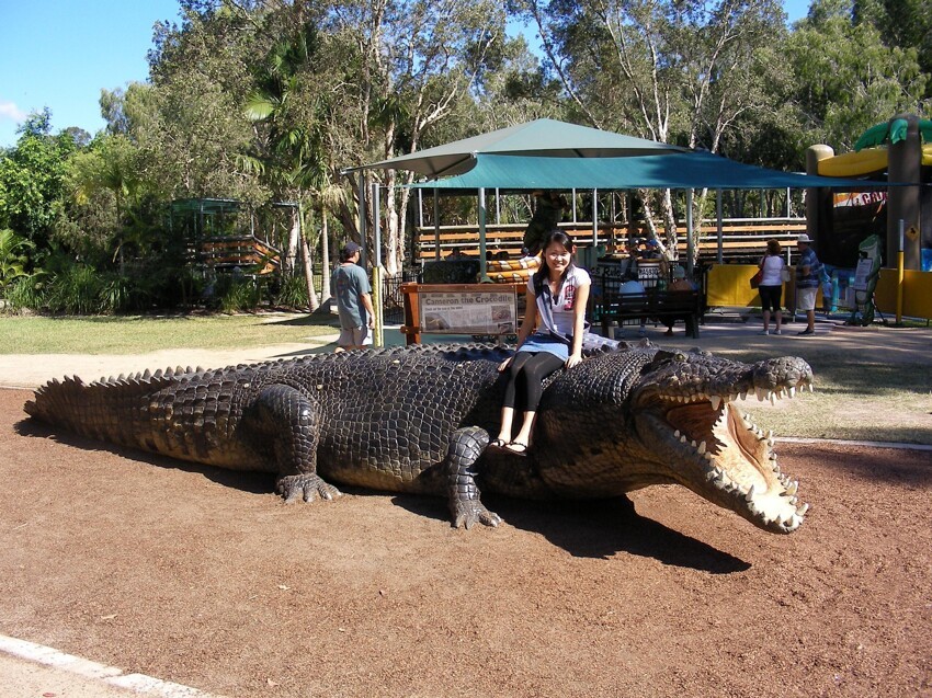 Реалистичная скульптура крокодила 