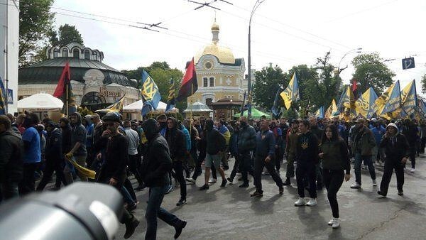 Сторонники карательного батальона "Азов" двинулись к Раде,  требуя отмены минских соглашений.