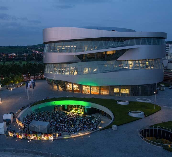 Музей Mercedes-Benz превратиля в голодного тираннозавра
