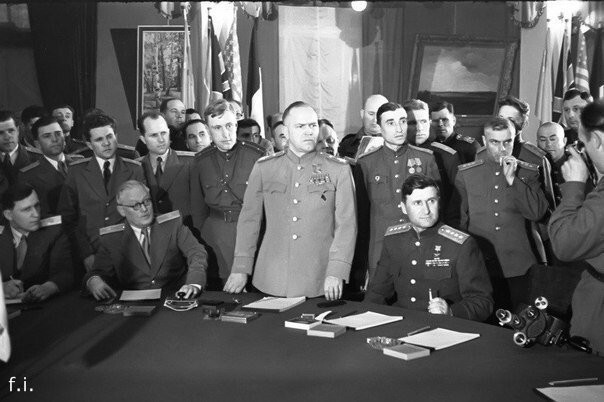 Момент подписания Акта о безоговорочной капитуляции всех вооружённых сил Германии.  В центре маршал Жуков. 8 мая 1945 
