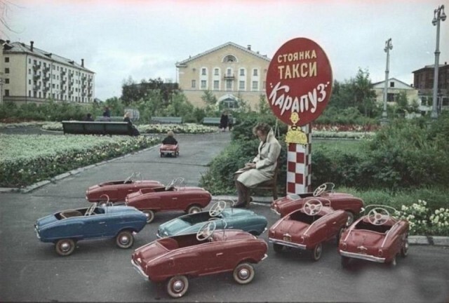 Прокат машинок Карапуз у кинотеатра "Мир" в Архангельске. 1970-е. 