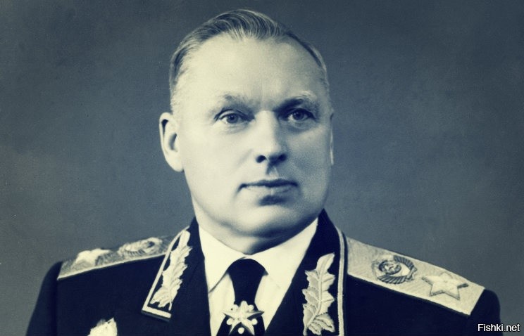 Константин Рокоссовский, поляк по национальности, имел звания маршала СССР и ...