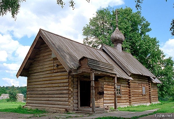 Церковь Дмитрия Солунского в Старой Ладоге и старинный замок