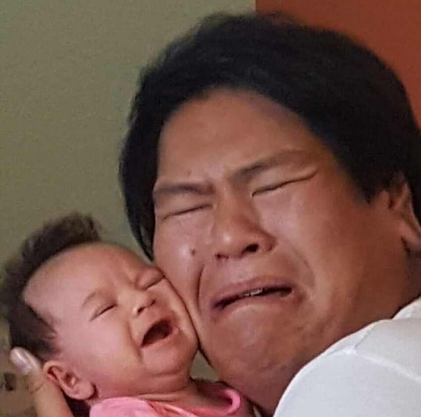 Плачущие отец и сын