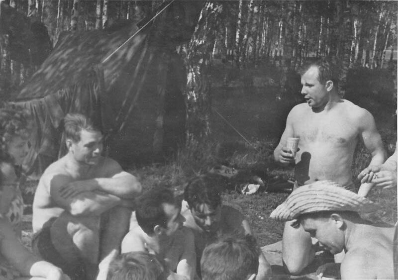 Юрий Гагарин с друзьями на загородном пикнике произносит тост.  СССР. 1960-е.