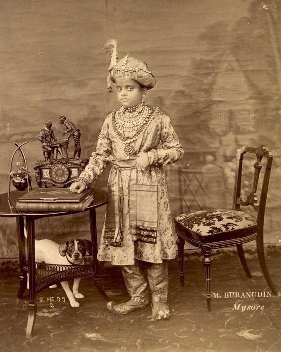 Будущий махараджа Майсура Krishnaraja Wadiyar IV в 11 лет.