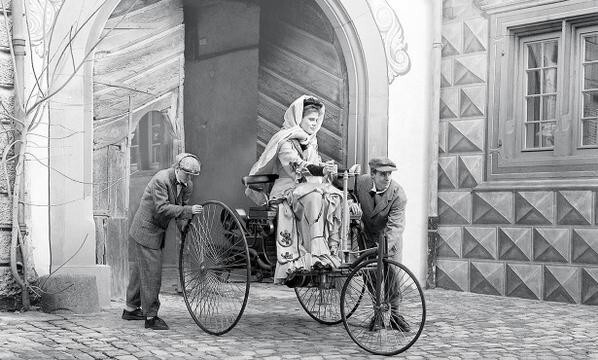 Первая женщина за рулём. Берта Бенц управляет Benz Patent-Motorwagen. Германия. 1886г
