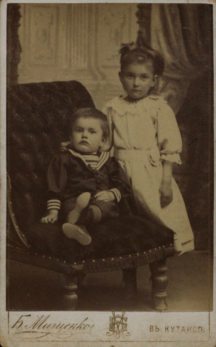 Владимир Маяковский с сестрой Ольгой, 1896 год, Кутаис