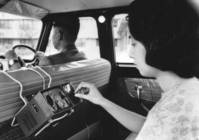 14. Женщина смотрит новый портативный телевизор SONY, 1963 год, Токио, Япония 