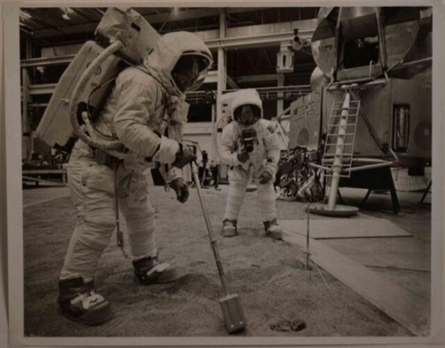 8. Базз Олдрин и Нил Армстронг на тренировке по забору лунного грунта, 1969 год, Хьюстон 